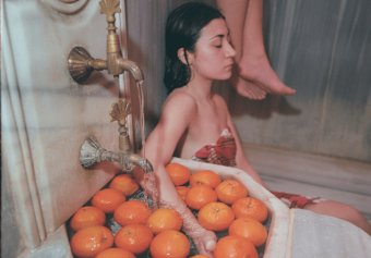 Elles × Paris Photo  Fondé en 2018 en partenariat avec le ministère de la Culture, le parcours Elles × Paris  Photo met en lumière la création des femmes photographes et leur rôle dans l’histoire  et l’actualité de l’image. P