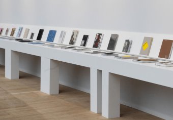 Depuis 2012, le Prix du livre Paris Photo-Aperture célèbre et récompense le rôle essen tiel du livre dans la diffusion et l’évolution de la photographie. Au fil des années, ce prix  est devenu une référence dans le milieu de l’édition et récompense trois catégories :  Premier Livre Photo, Livre Photo de l’Année et Catalogue Photographique de l’Année